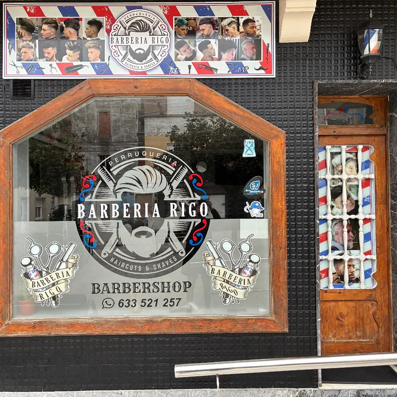 Entrada real de Barberia Rigo con su rótulo en el escaparate